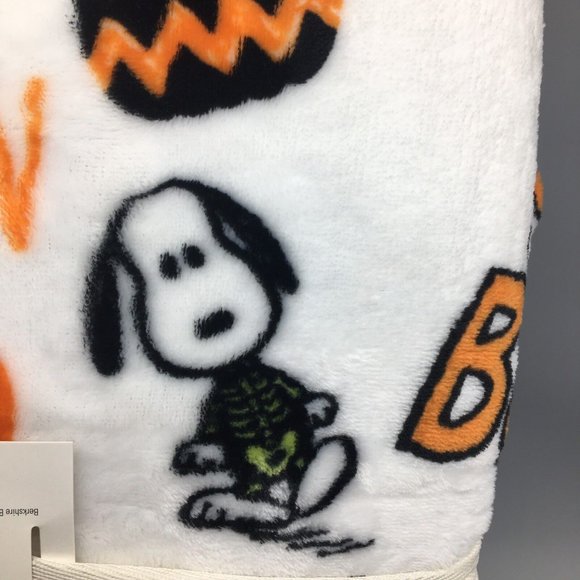 Peanuts Berkshire Halloween Throw Blanket VelvetSoft Great Pumpkin Patch Snoopy - Picture 9 of 11